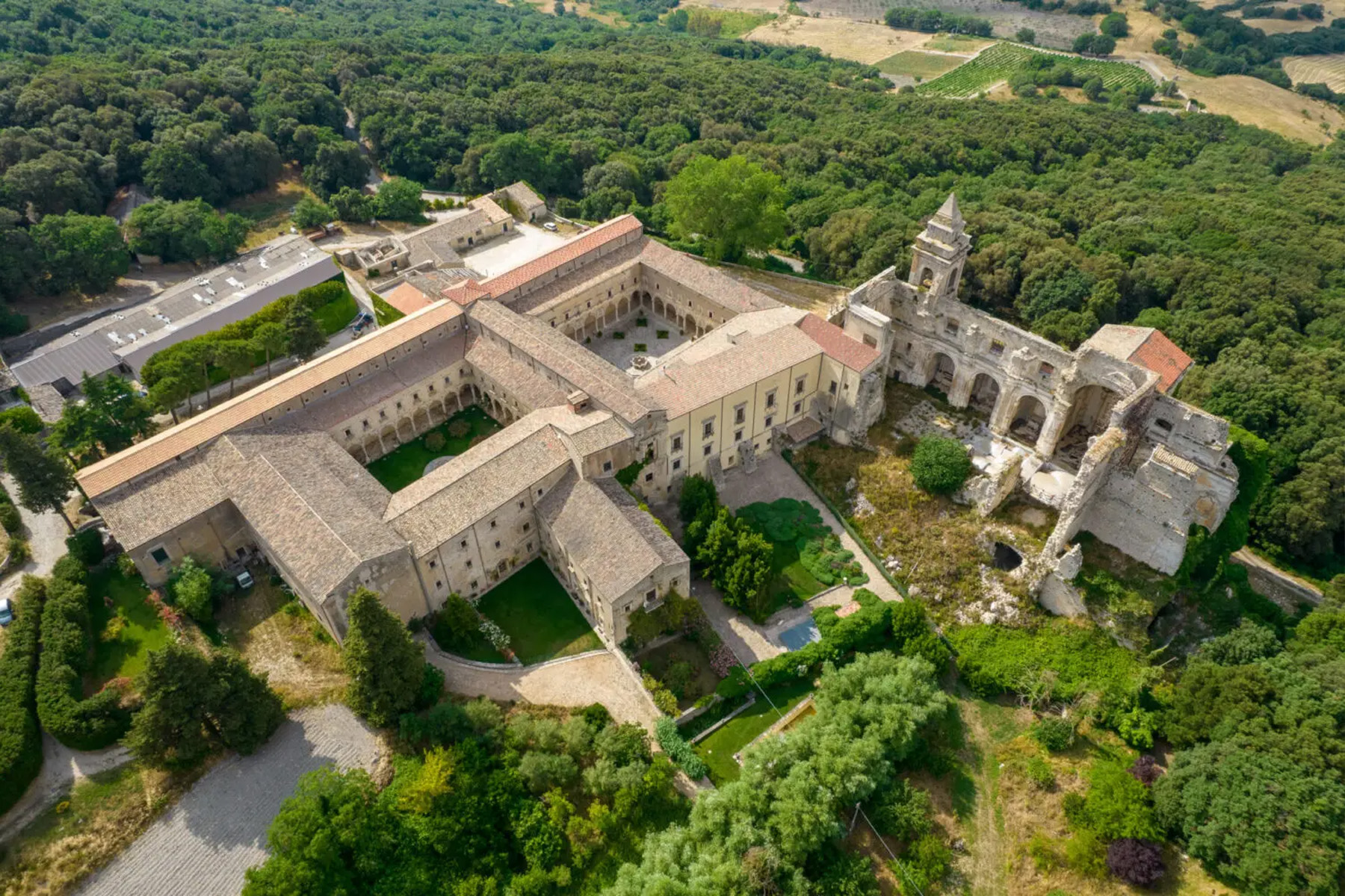 Visita al Castello di Federico II e l’Abbazia di Santa Maria Del Bosco - Emerald - Residence Hotel Cefalù sul mare